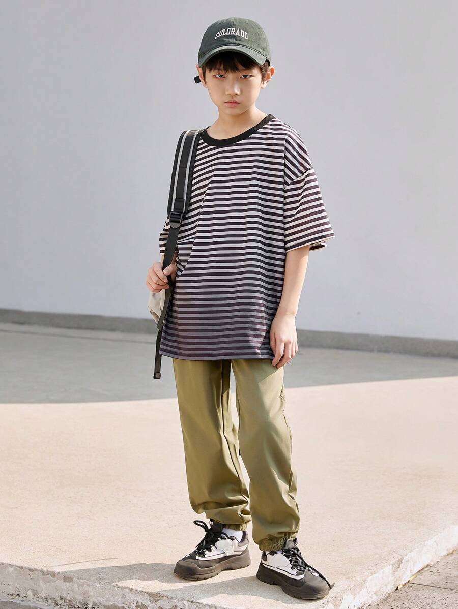 Tween Boy Energy-Filled Drop Shoulder Casual Striped T-shirt. Ideaal voor kinderen om te dragen tijdens het wandelen in het park, spelen, op school, bijeenkomsten, picknicks - comfortabel en ontspannen.