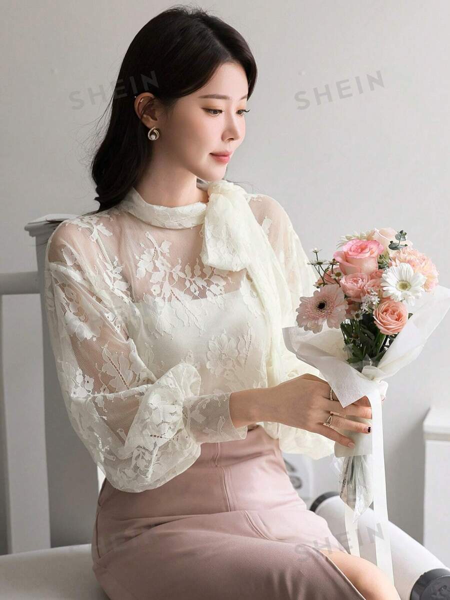 DAZY Blusa de mujer holgada, de encaje, transparente, con cuello de cinta, adecuada para reuniones, citas y salidas nocturnas
