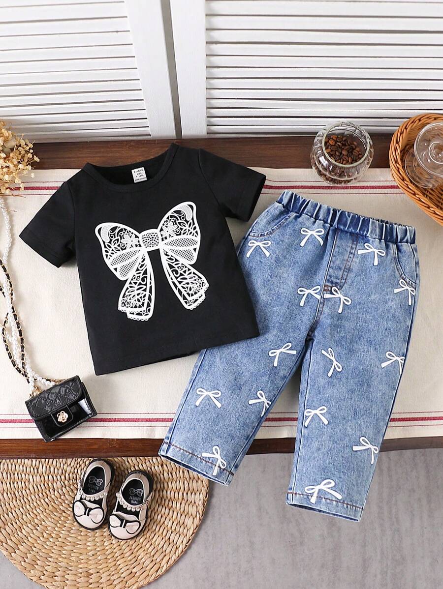 SHEIN Baby Girls Can Wear Elegant, Cute, Casual And Simple Three-Dimensional Bow Printed Knitted Short Sleeved Jeans Set In Spring, Summer And Autumn