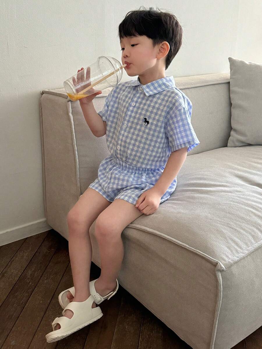 DAZY Set de 2 piezas de camiseta de manga corta con botones delanteros a cuadros y shorts para niños pequeños