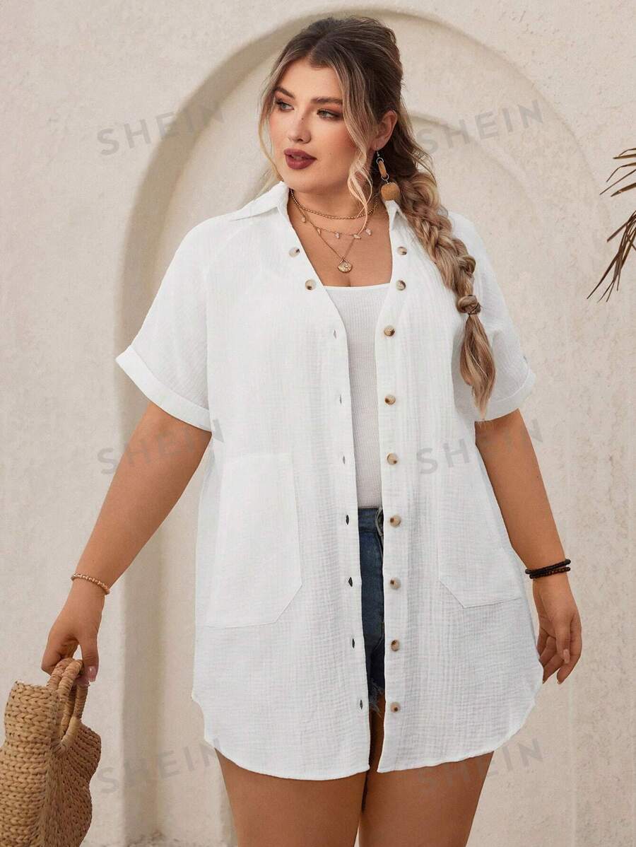 SHEIN VCAY Camisa de talla grande de unicolor con botones delanteros, mangas cortas y bolsillo, para uso casual diario
