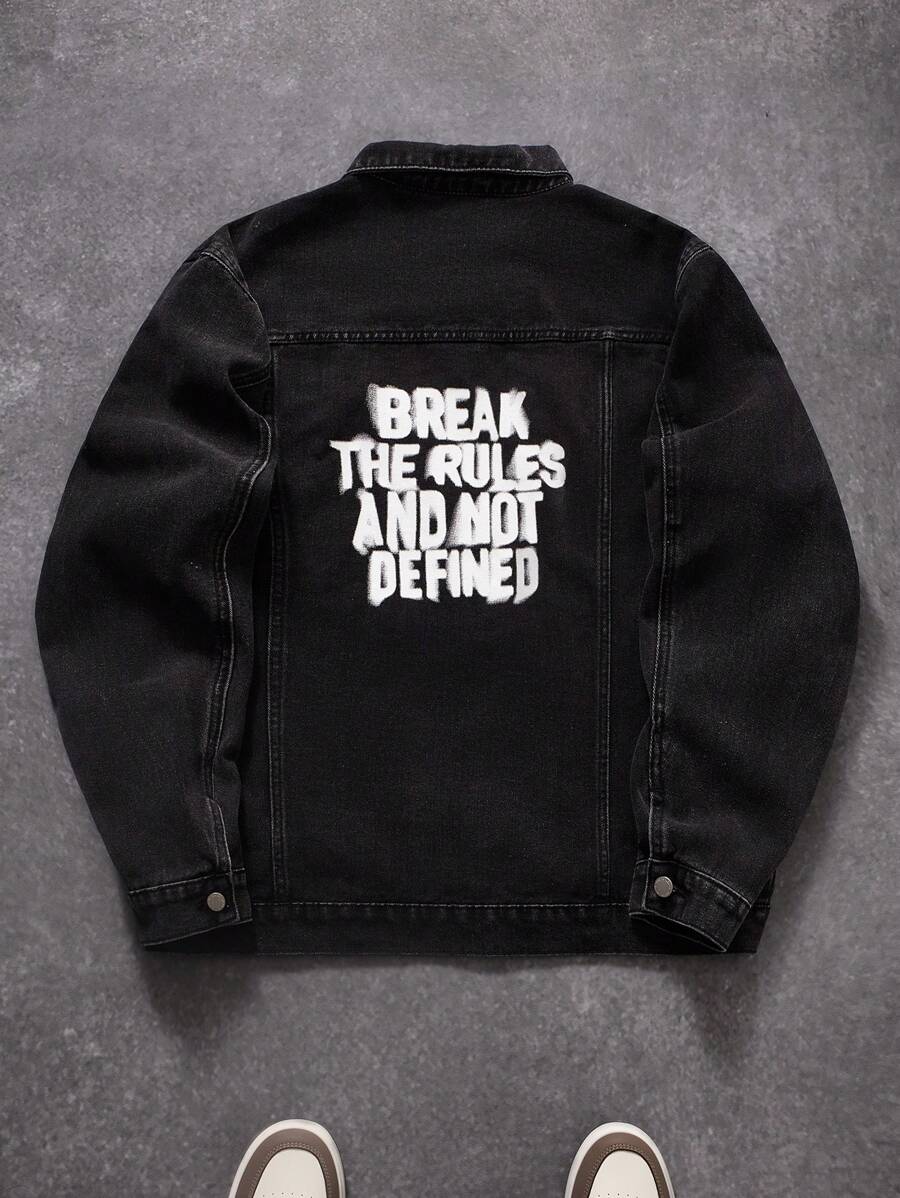 Manfinity EMRG Chaqueta de mezclilla negra lavada con estampado de letras de grafiti para hombre, ropa de calle holgada