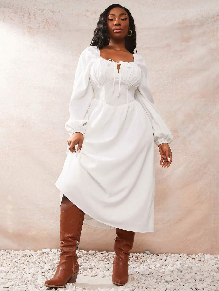 SHEIN SXY Robe de femme grande taille, printemps-été 2025. Nouvelle robe évasée à manches lanternes, col carré, taille cintrée, dos plissé. Convient pour les vacances, les sorties romantiques, les anniversaires, les enterrements de vie de jeune fille. Style mignon, décontracté, de sortie, facile à assortir. Met votre silhouette en valeur de façon flatteuse.