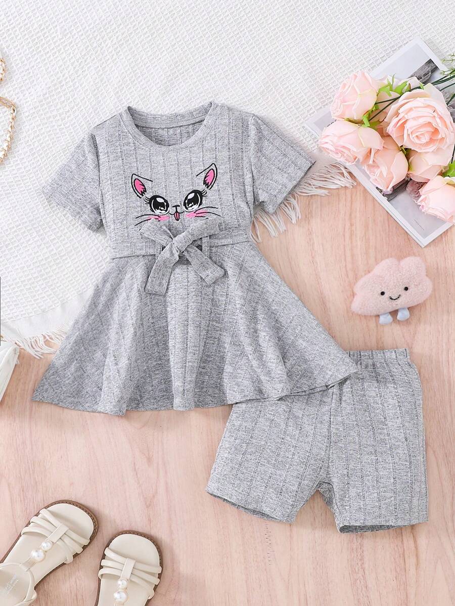 Set de 2 piezas de top de manga corta de cuello redondo y shorts informales y lindos con patrón bordado de gato para niña, verano