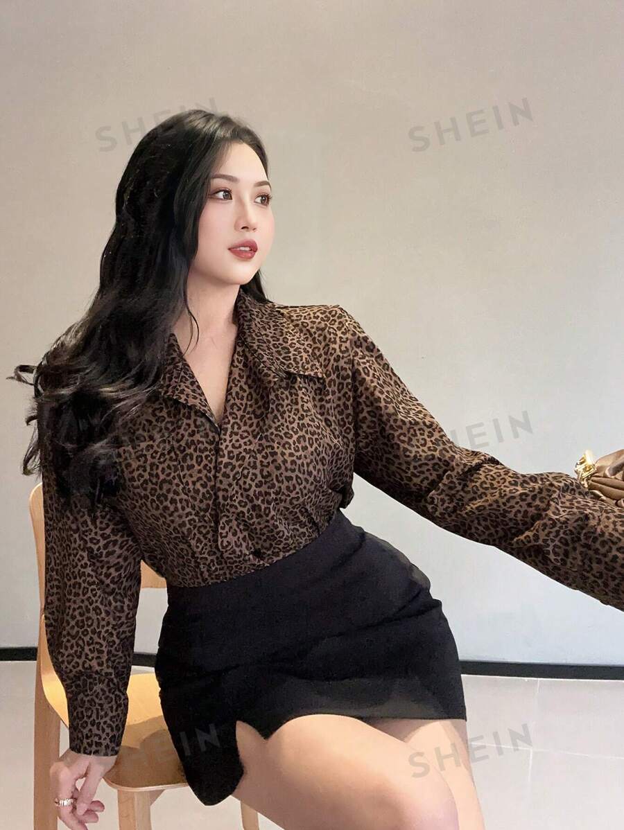 Dazy Petite Plus Camisa de manga larga con cuello vuelto y estampado de leopardo, talla grande, color marrón, estampado de guepardo para primavera/otoño