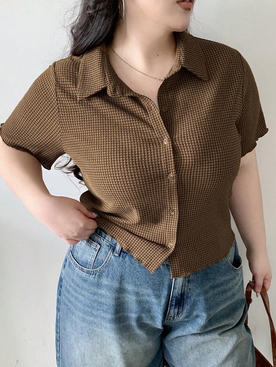 Dazy Plus Camiseta de manga corta ajustada con cuello de polo y tela texturizada talla grande, tops cortos para primavera/verano para mujeres