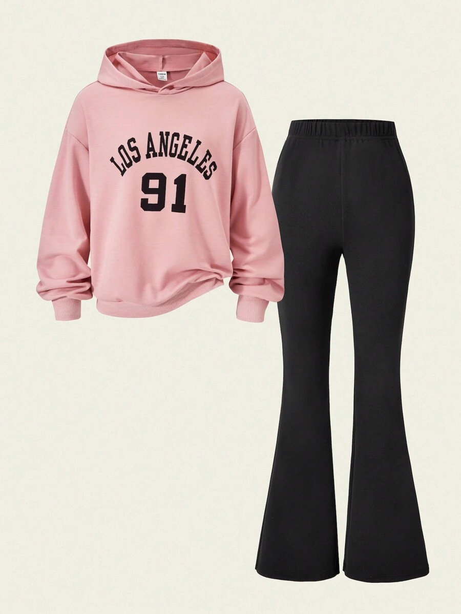 SHEIN Set de 2 piezas Conjunto para niñas preadolescentes de sudadera con capucha rosa de estilo escolar con gráfico de Los Ángeles a juego con pantalones acampanados negros