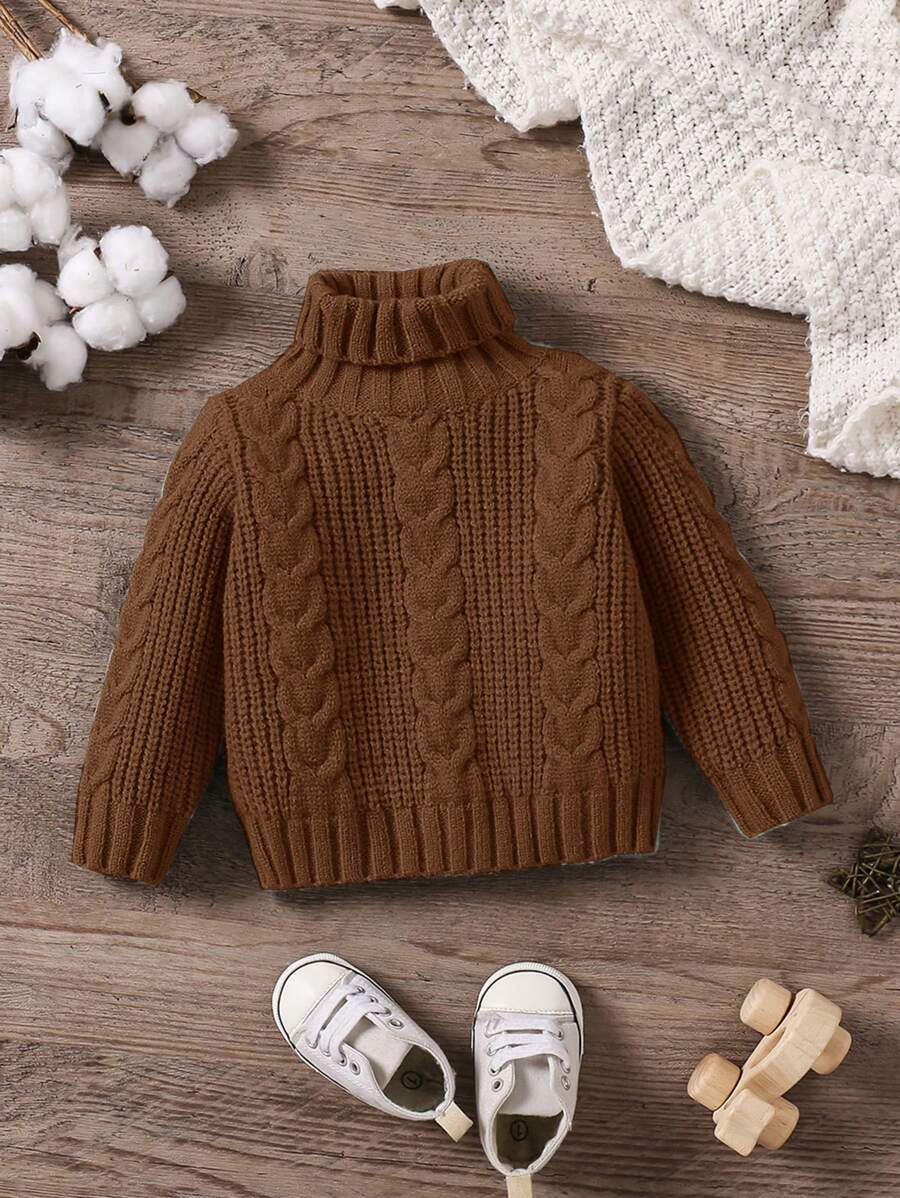 Babyjongen Herfst/Winter Gebreide Trui, Modieuze Turtleneck Trui Nieuw Binnen. Met Een Eenvoudige En Stevige Bruine Toon Die Een Frisse En Schattig Kinderlijke Stijl Presenteert. Gemaakt Van Zacht En Comfortabel Materiaal, Geschikt Voor De Tere Babyhuid, Houdt De Baby Warm En Gezellig. Ideaal Voor Familiebijeenkomsten, Buitenactiviteiten, Ouder-Kind Tijd, en Kerstfeestjes.