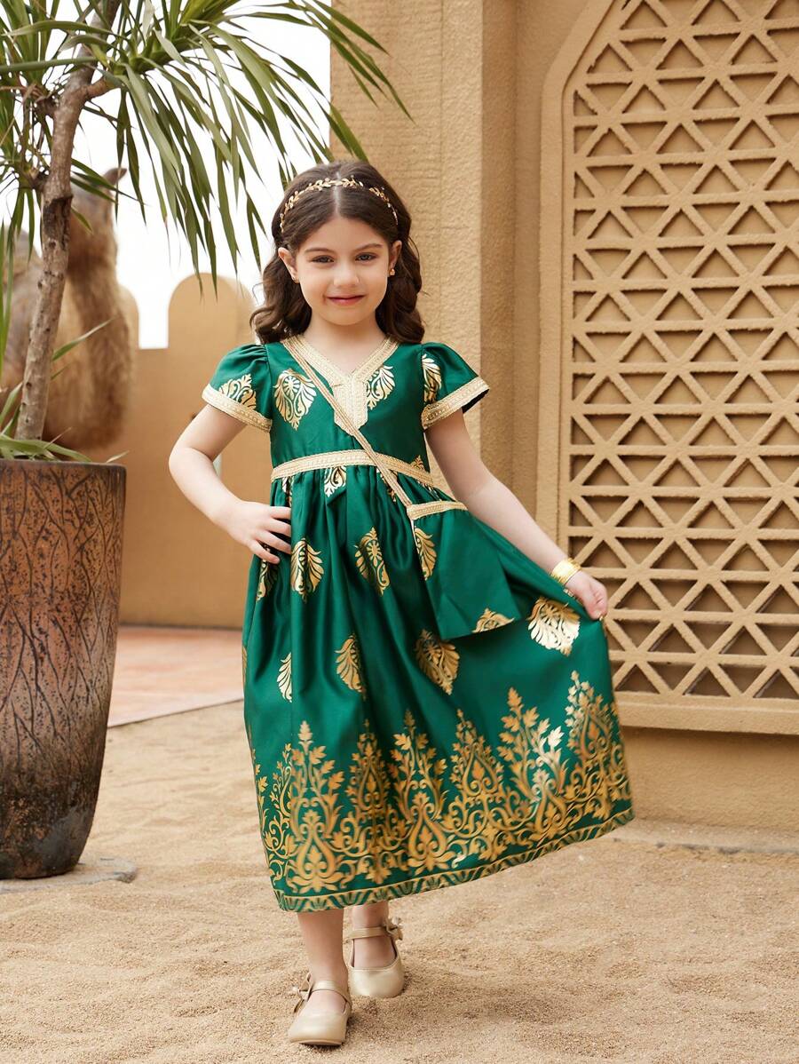 SHEIN Vestido largo maxi de niñas jóvenes de color verde oscuro estilo abaya kaftan jalabiya con patrón de decoración de oro, incluye 1 bolso, cinta de borde dorado, mangas cortas, cuello con bordado floral, apropiado para fiestas, exteriores y ceremonias. Vestido tradicional para el Ramadán y el Día Nacional del Ramadán.