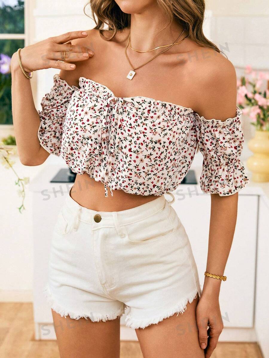 KARISMINA Blusa de vacaciones con hombros descubiertos, adorno de volantes, manga abullonada y estampado floral pequeño