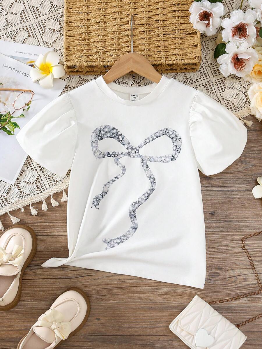 SHEIN Nieuw gelanceerd! Meisjes T-shirts met korte mouwen, ronde hals en strikprint voor tieners. Ze zijn comfortabel, modieus, schattig, lief en hebben een Japanse en Koreaanse casual stijl.