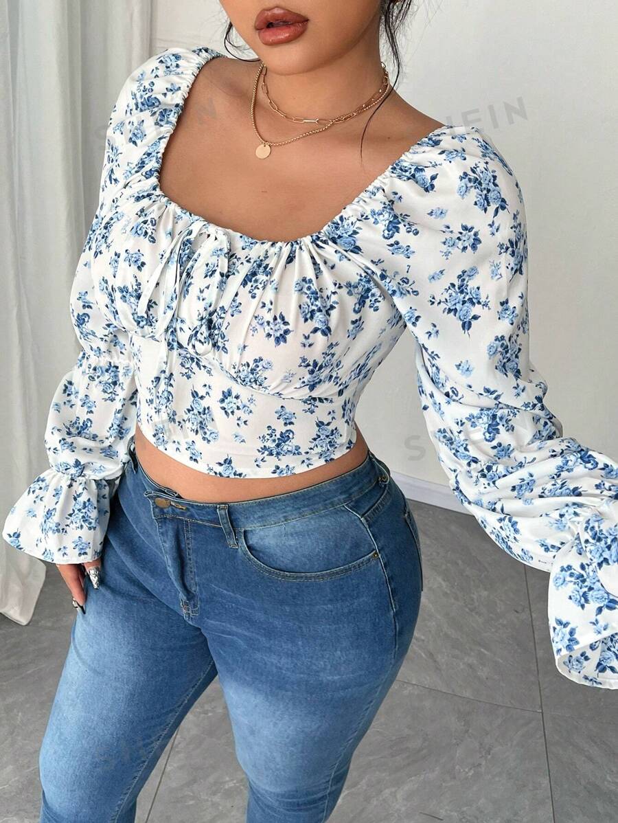 Celure Blusa de talla grande para mujer con mangas acampanadas, cuello cuadrado y cordón, con estampado floral ditsy en blanco