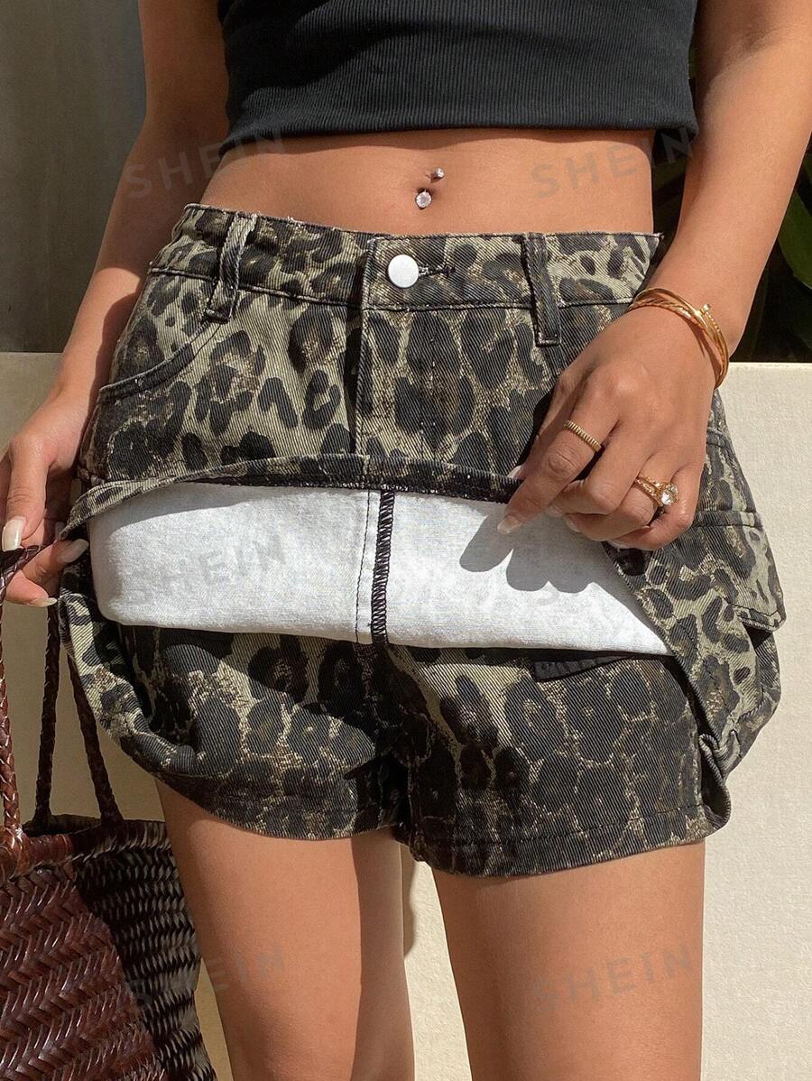 DAZY Minifalda de mezclilla con estampado de leopardo y bolsillos de carga, tipo shorts/falda
