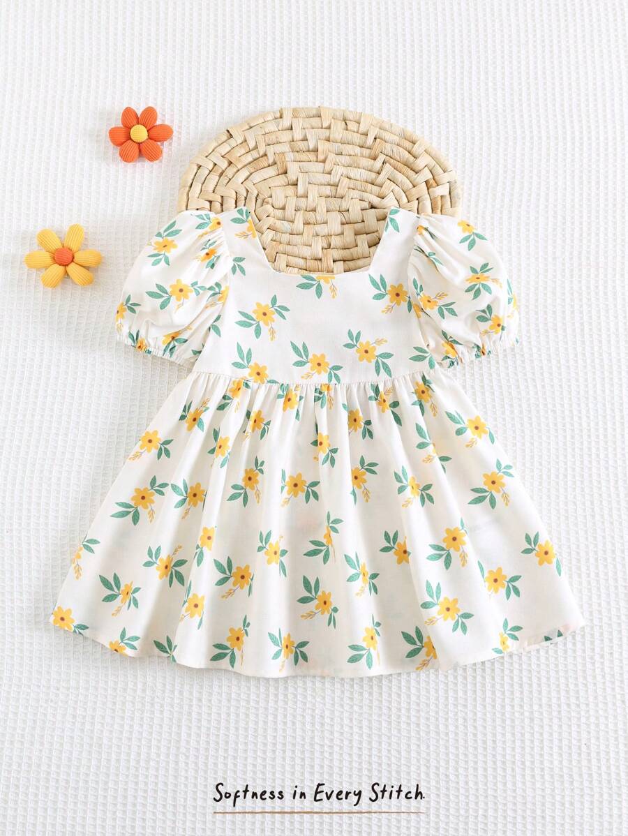 Cozy Pixies Babymeisjesjurk met pofmouwen en getailleerde taille en ditsy bloemenmotief