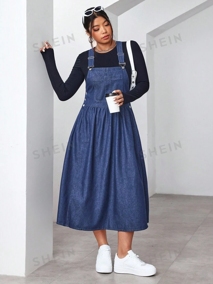 SHEIN EZwear Vestido vaquero informal de talla grande con tirantes anchos, bolsillos con botones y diseño sencillo