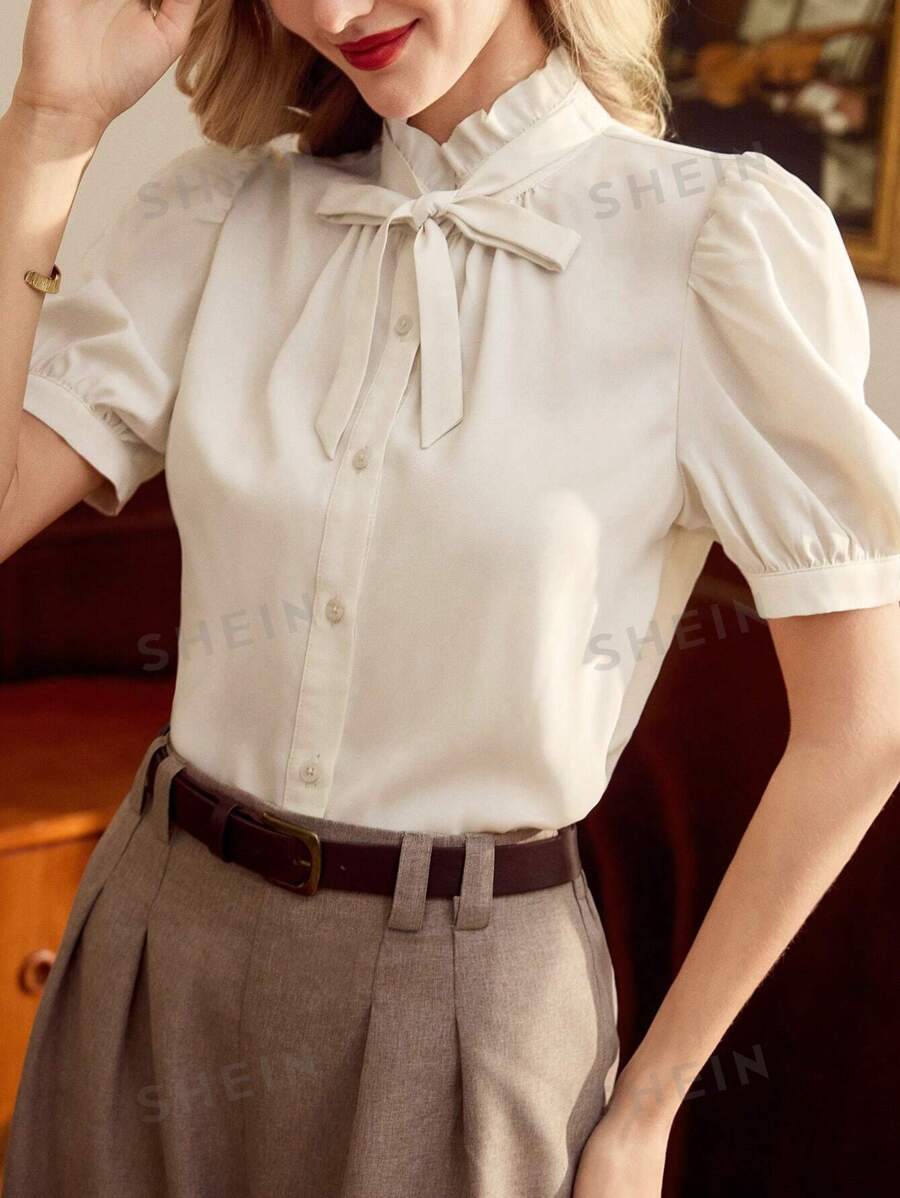 Vintamour Camisa elegante vintage para mujer, con cuello pequeño de pie ajustado con detalles de parche de volantes y lazo, top refinado para oficina, atuendo de vacaciones, atuendo de verano para mujer, camisas para mujer, blusa blanca de verano, ropa casual de negocios, atuendo de cumpleaños para mujer, vestido de invitada de boda, blusas de salida para mujer, camisetas de verano para mujer, camisa blanca de iglesia, ropa de verano para mujer, blusas bonitas, atuendo de crucero, ropa de oficina para mujer