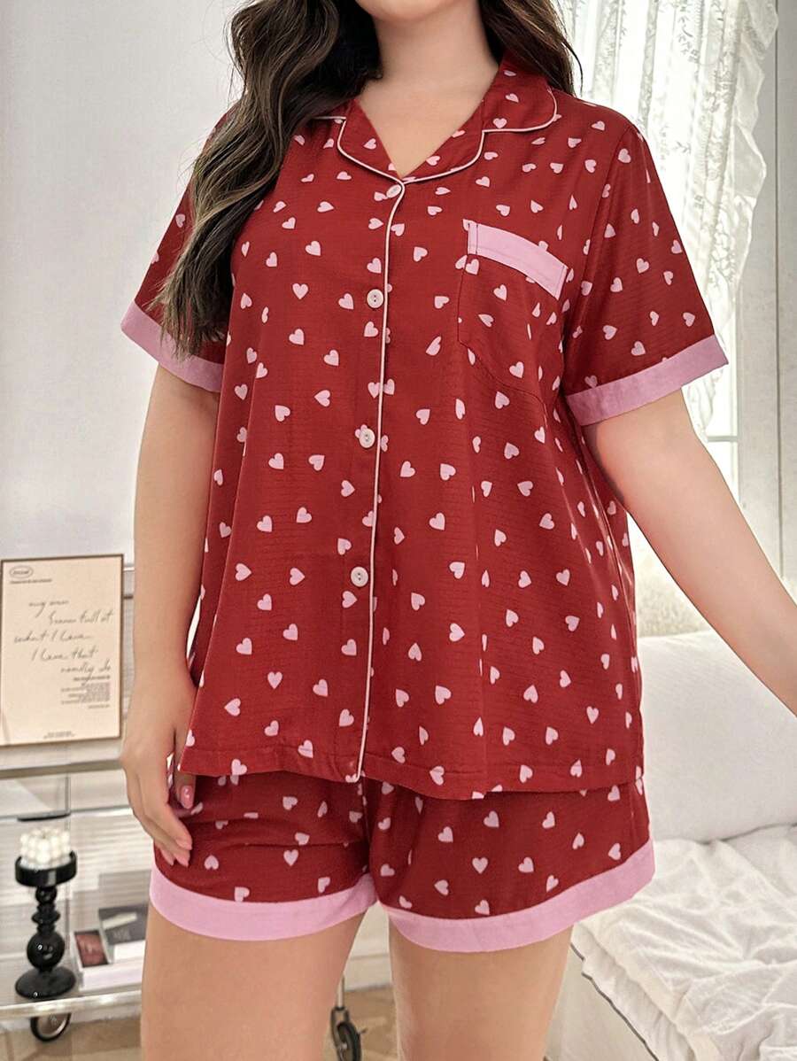 Conjunto de pijama de talla grande con bloque de color e impresión de corazón, con cuello de solapa y mangas cortas