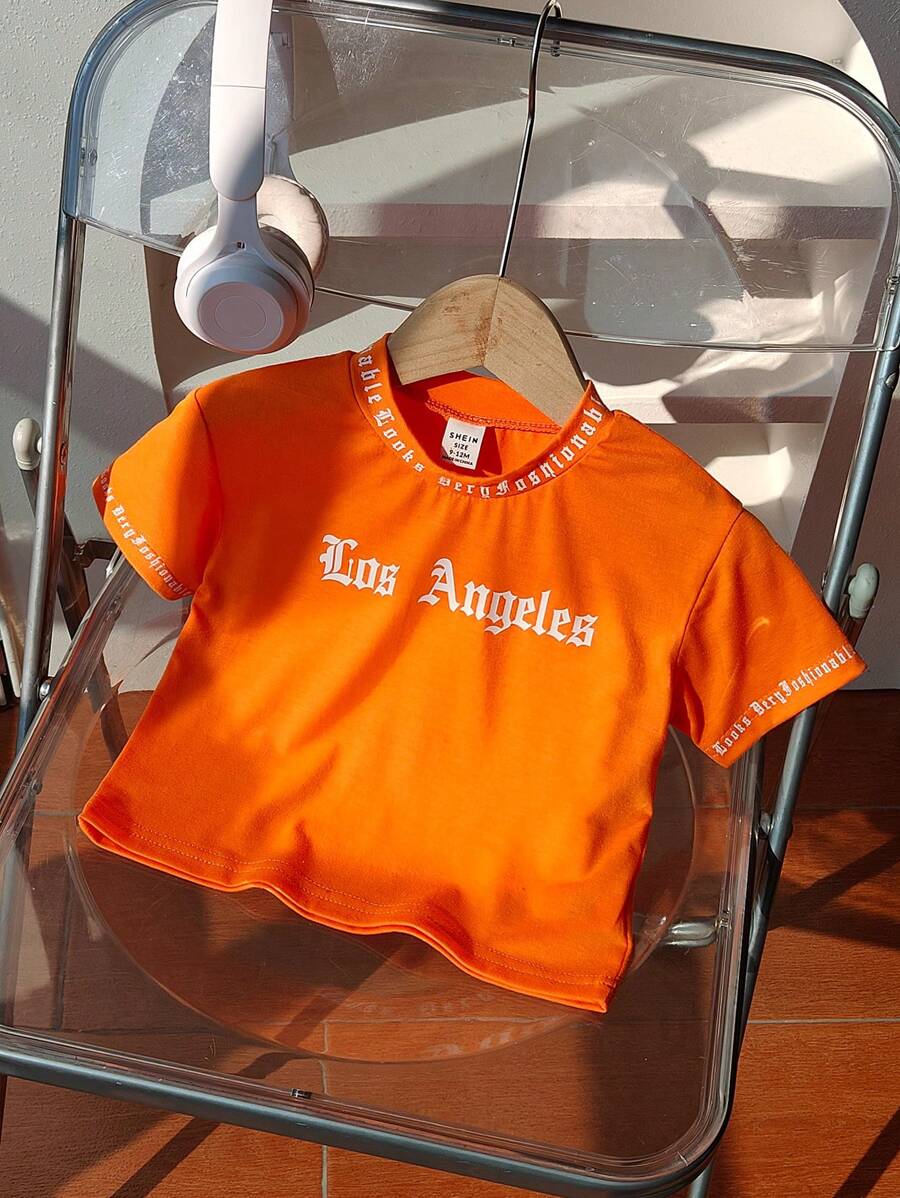 SHEIN Camiseta informal y deportiva para niños pequeños con patrón gráfico de estampado de letras, simple y cómoda para uso diario