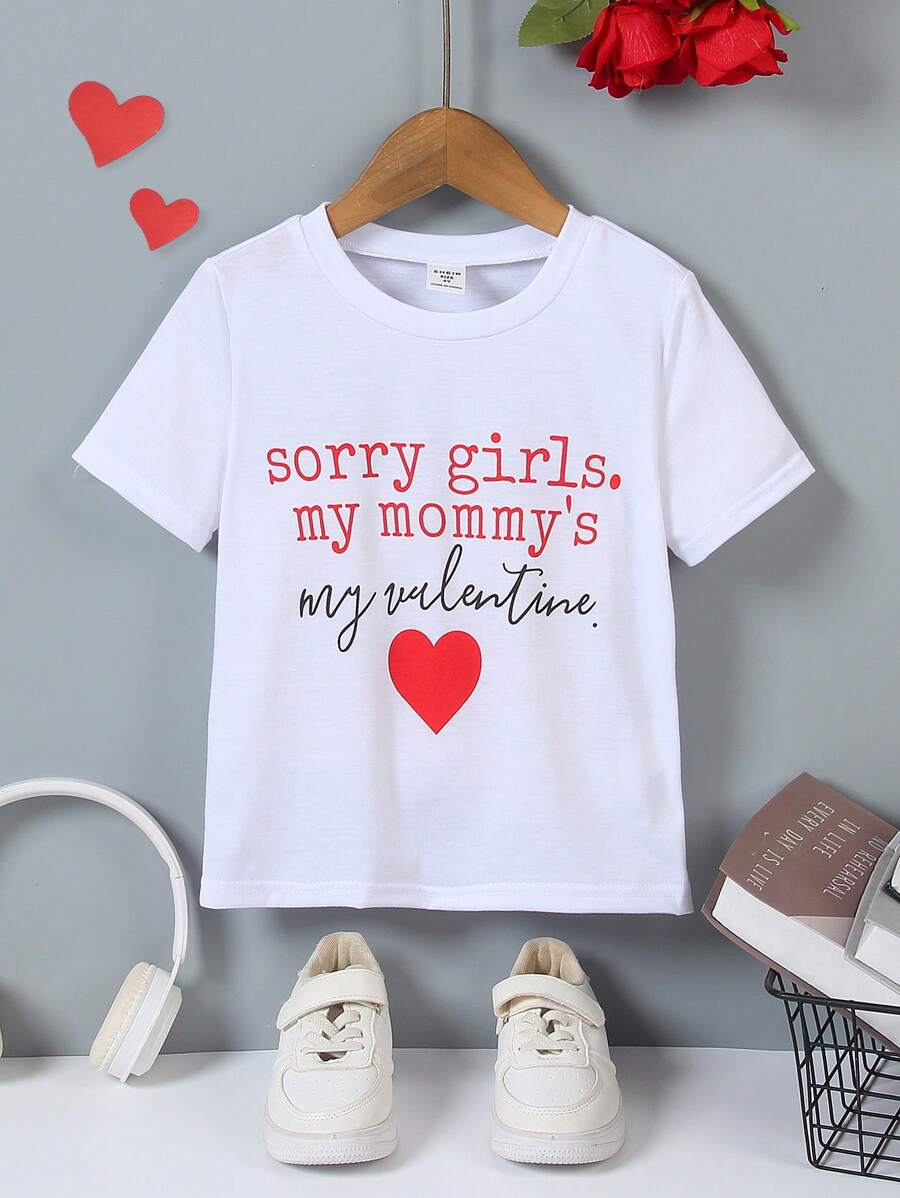 SHEIN 1 pieza Camiseta de manga corta con cuello redondo y estampado de carta para el Día de San Valentín para niños pequeños. Material saludable, suave y cómodo, con un estilo sencillo y de moda. Diseño con patrón de letras en inglés, sencillo y de moda, que muestra el encanto personal del niño pequeño. Adecuado para uso diario casual para niños de 4 a 7 años, para expresar su personalidad única.