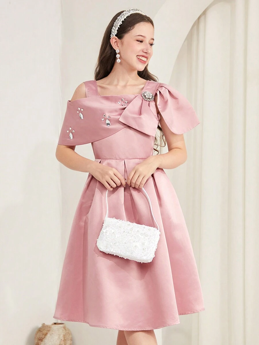SHEIN Vestido de satén con decoración de cuello asimétrico, gran lazo y lazo plisado elegante para fiesta, para niña adolescente