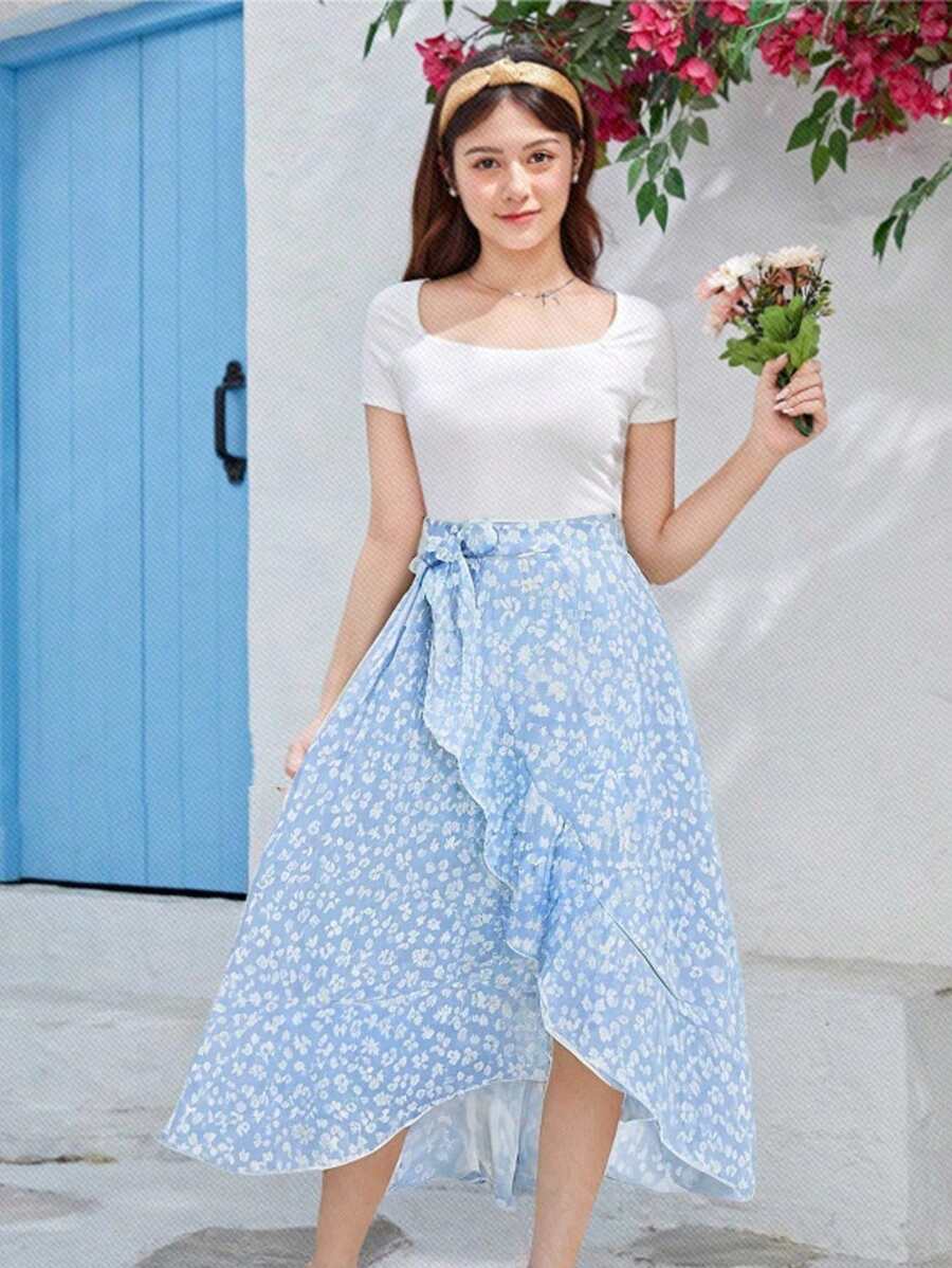 SHEIN Wildeya Set de 2 piezas para vacaciones para niña preadolescente, que incluye: falda con volantes de estampado floral ditsy y top de manga corta de punto. Un conjunto elegante de estilo princesa para vacaciones y fiestas, con diseño floral ditsy y decoración parcial, sin patrones tradicionales.
