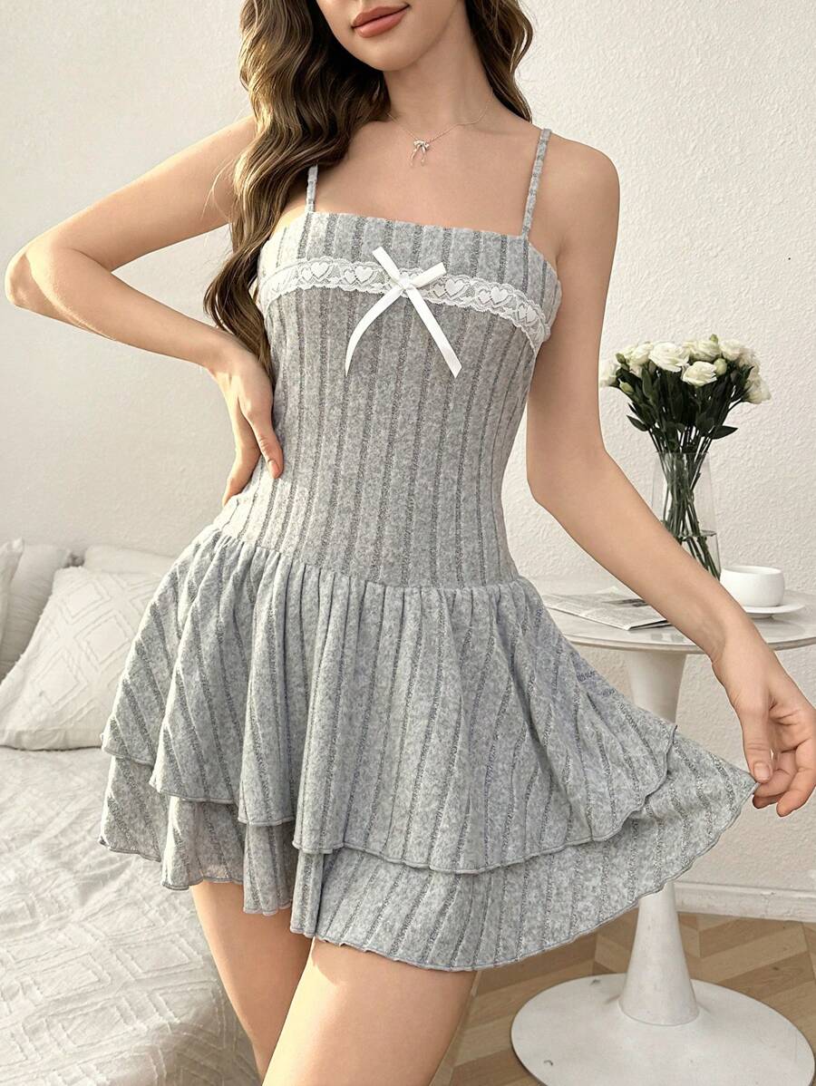 Vestido de tirantes de encaje con parches, con lazo decorativo y cuello en V, con doble volante en el bajo, estilo femenino