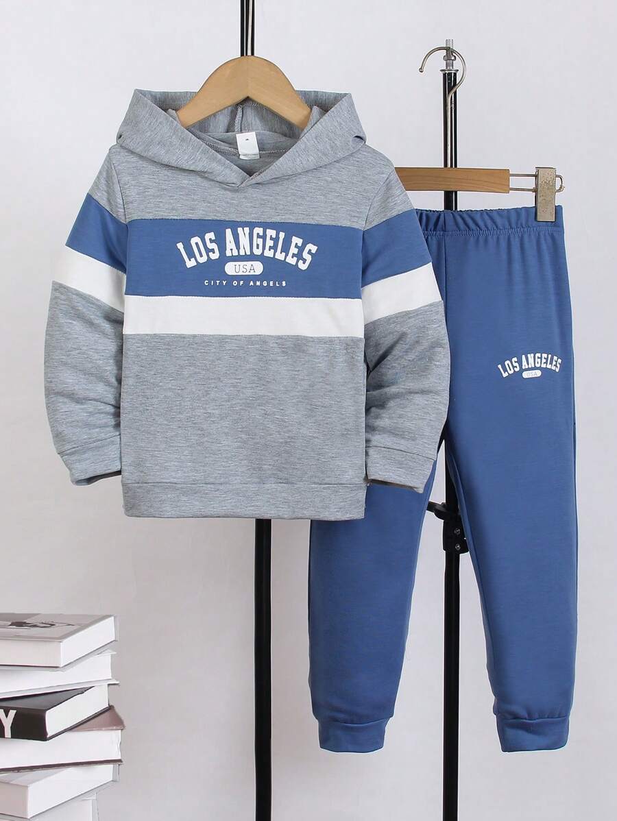 SHEIN Set de 2 piezas de sudadera con capucha suelta con estampado de letras y pantalones deportivos para niño pequeño, estilo callejero europeo y estadounidense, adecuado para uso en exteriores, vestimenta casual y uso escolar