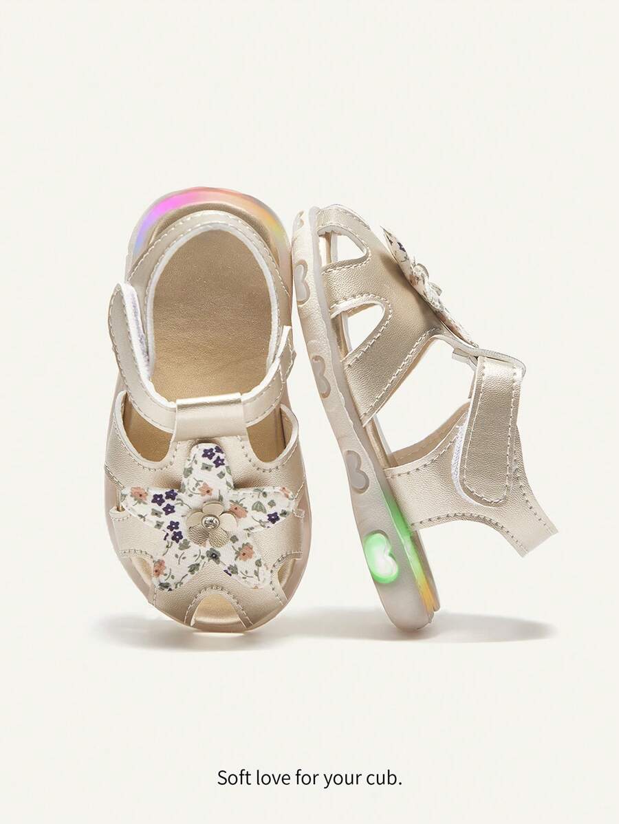 Cozy Pixies Sandalias con diadema dorada para niñas, versátiles para uso en interiores o exteriores