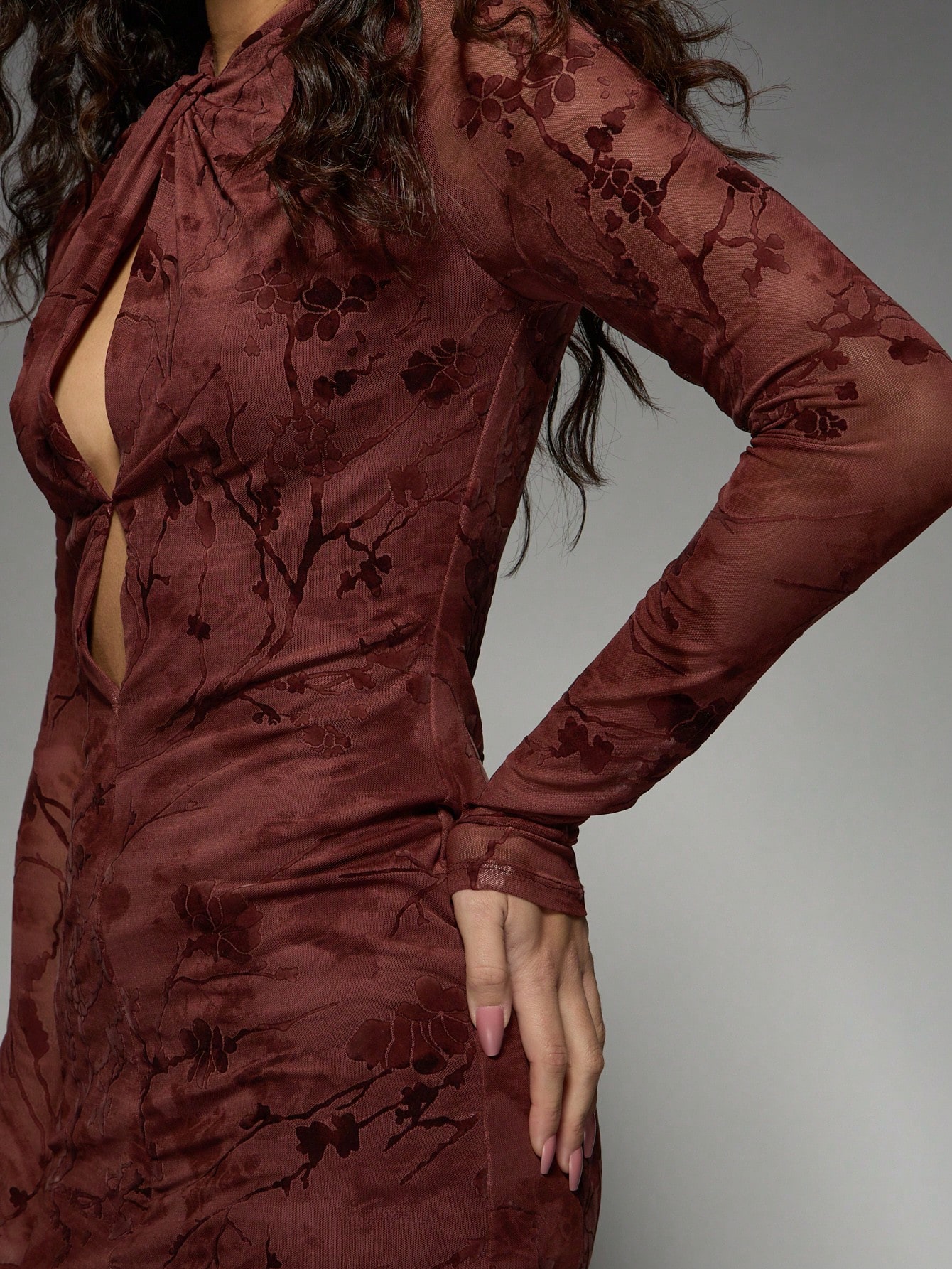 MISSGUIDED フロントにツイストカットアウトディテールを施したロング