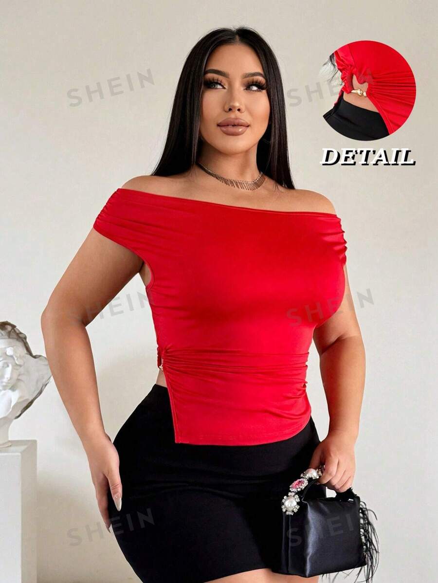 SHEIN SXY Camiseta roja ajustado de mujer de talla grande con hombros descubiertos y decoración de hebilla metálica