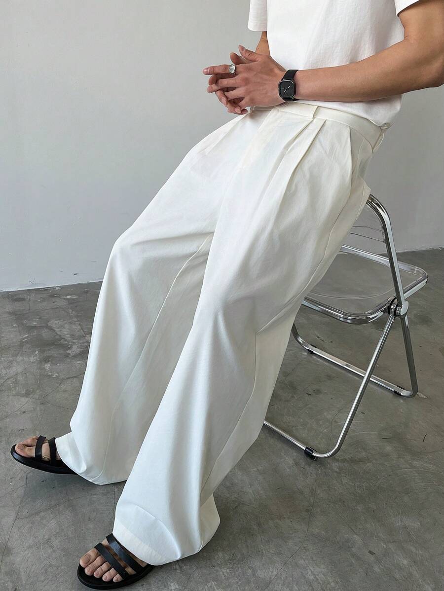 Manfinity Hypemode Pantaloni casual per uomini giovani, articolo versatile INS: Pantaloni dritti a gamba ampia in tessuto opaco plissettato bianco, vestibilità morbida con bottoni e zip, pantaloni unisex adatti per coordinati di coppia, regalo per il fidanzato. Pantaloni boyfriend ampi e morbidi.