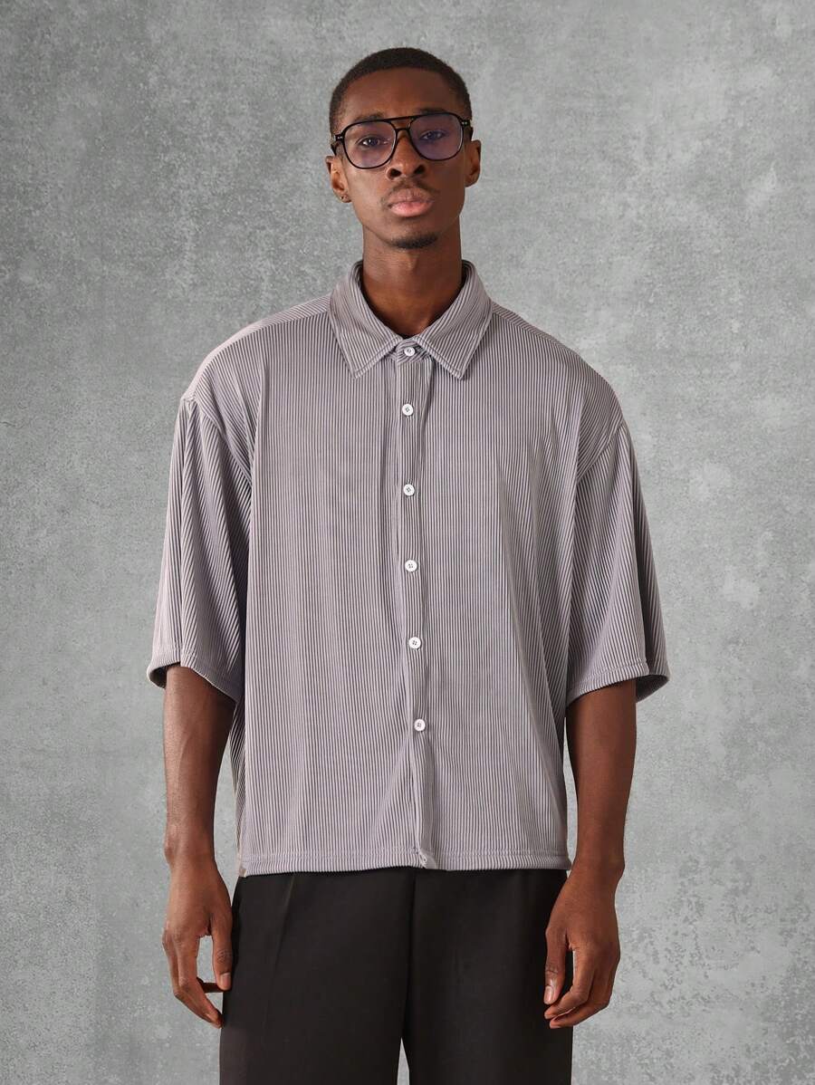 SUMWON Camisa plisada de diseñador, con cuello de botón oversize, manga corta, textura casual, ropa urbana de moda moderna, liviana para el verano y la primavera