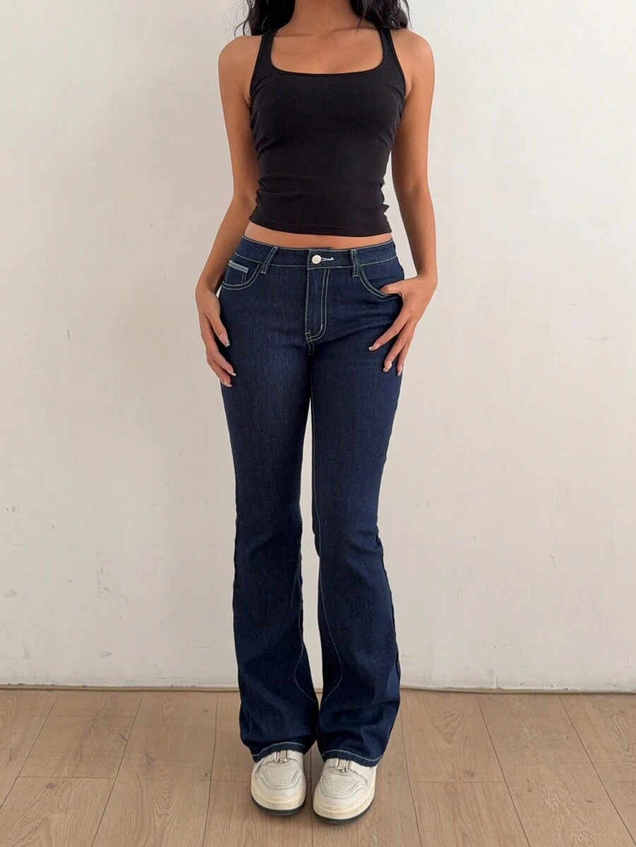 SHEIN EZwear Jeans ajustados con pierna acampanada de mezclilla azul elástica para mujer