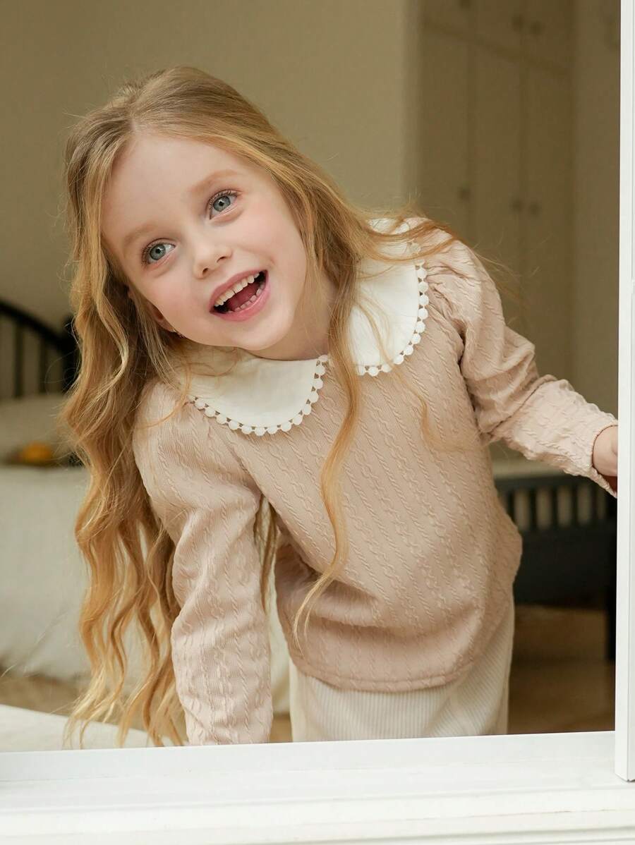 SHEIN Young Girl Two-Piece Knit Set Must-Have Voor Lente, Herfst En Winter! Het Heeft Een Exquise Kanten Omslagkraag En Het Jacquard Vakmanschap Is Uitstekend. Het Ontwerp Van Lange Mouwen En Uitlopende Lange Broeken Is Zowel Stijlvol Als Comfortabel. Het Toont Volledig De Mooie En Zoete Stijl, En Is Zeer Geschikt Voor Dagelijkse Vrije Tijd Of Buiten. Het Is Een Elegante Keuze Voor Babymeisjes.