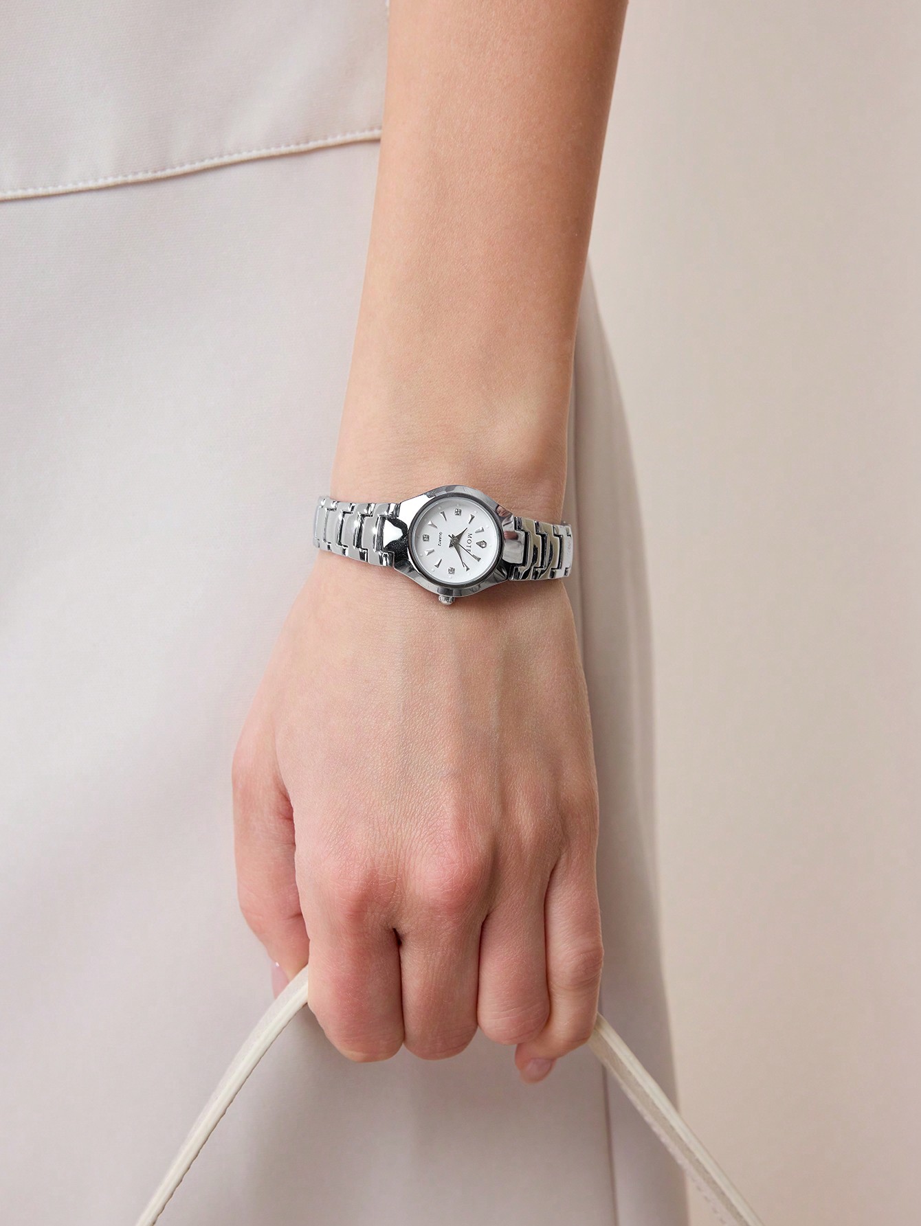 MANOF ベージュs Sinclair Round Ottoman 22