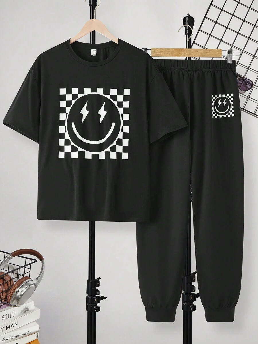 SHEIN 2 piezas Conjuntos casuales para adolescentes de camiseta de ajuste holgado con estampado de sonrisa sencilla y pantalones cortos; Ropa de primavera; Ropa para adolescentes varones; Chaquetas para adolescentes varones, vuelta al cole en primavera