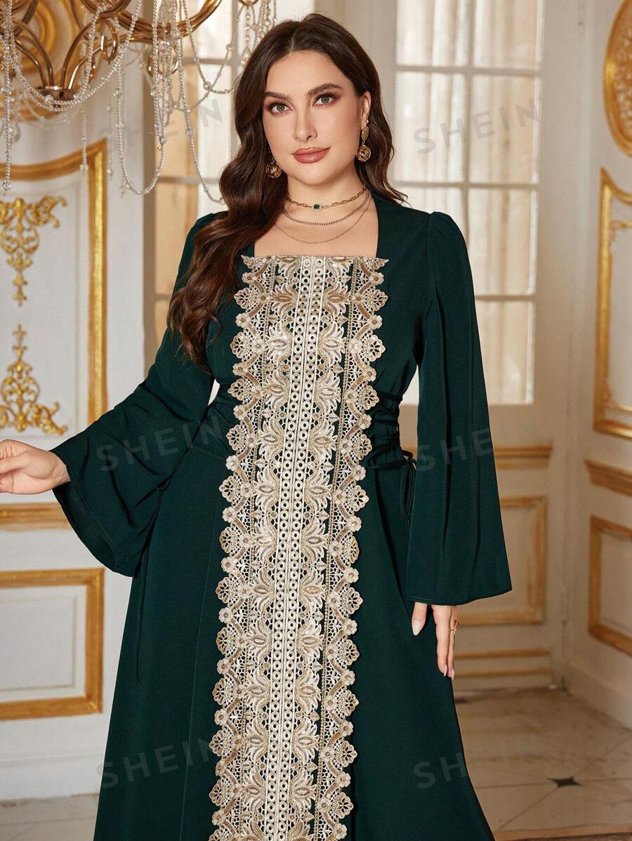 Al Najma Vestido largo elegante con cuello cuadrado y patchwork floral en tallas grandes