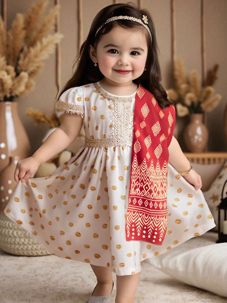 SHEIN 2 Stücke/Set Baby Mädchen Kleinkind 0-3 Jahre elegantes traditionelles Kleid mit goldfarbenen Punkten und Blumenspitzenkragen, Puffärmel + kontrastfarbener Schal Set, geeignet für alle Jahreszeiten
