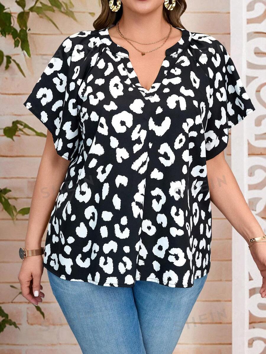 EMERY ROSE Blusa informal con estampado de leopardo y escote en V para tallas grandes