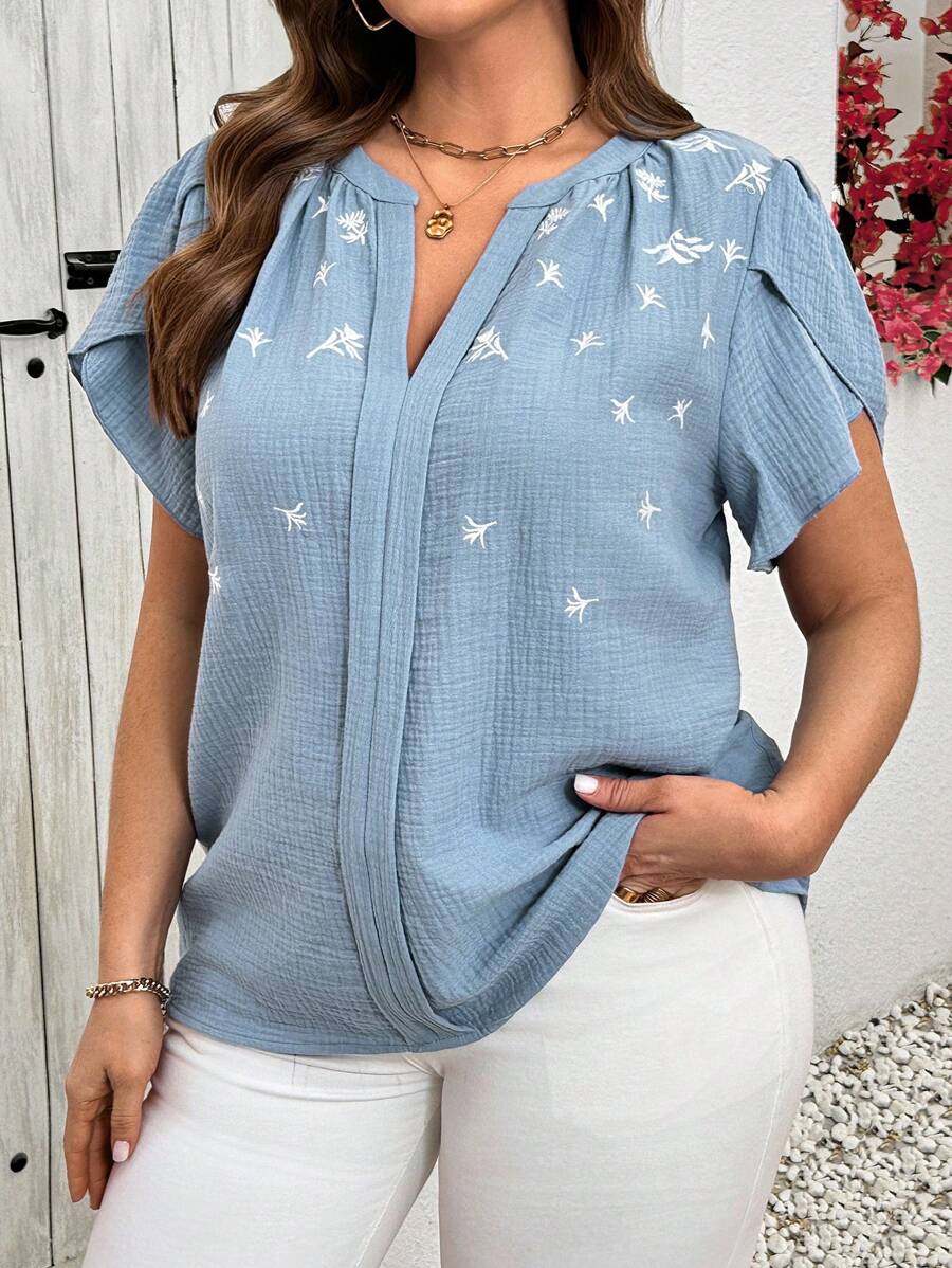 SHEIN Clasi Blusa de manga corta con bordado floral para mujer de talla grande