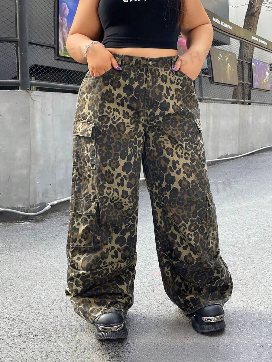 SHEIN EZwear Jeans casuales de pierna ancha con bolsillos cargo y estampado de leopardo para mujeres de talla grande