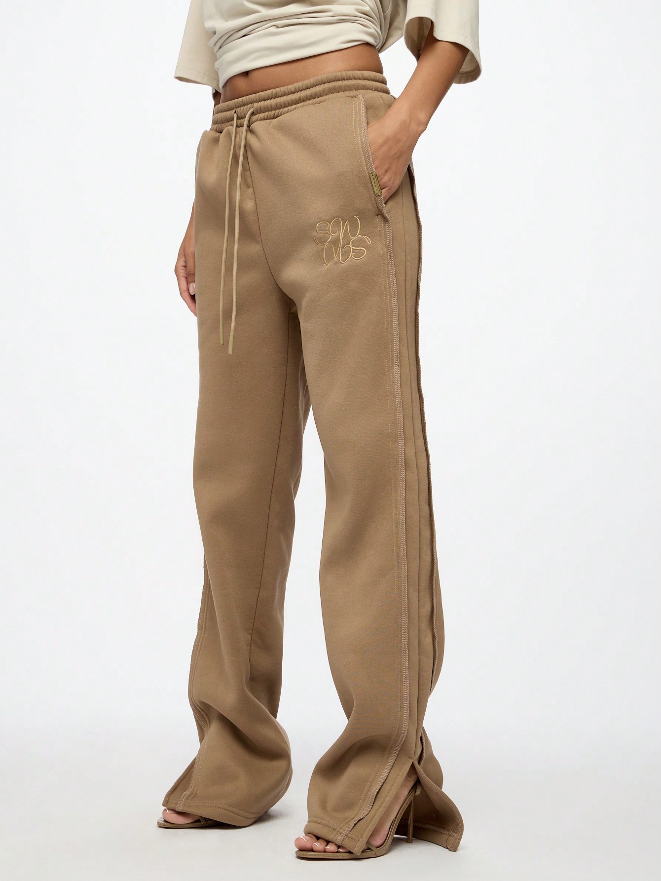 【SUNBURN PROJECT】Rivet Wide Sweatpants★韓国人気★追跡付 SUMWON WOMEN Luxe Side Split Flare Sweatpants Feature