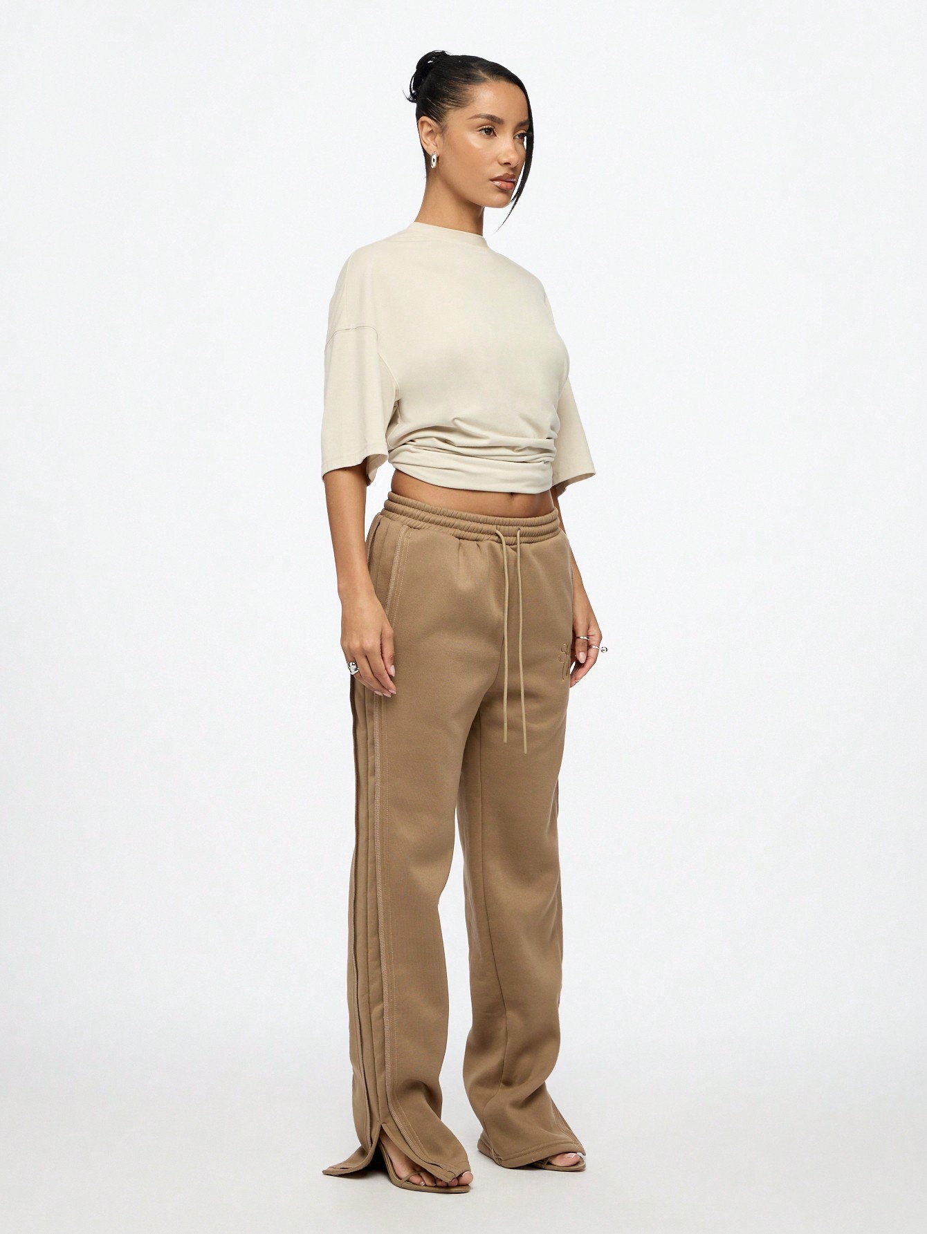 【SUNBURN PROJECT】Rivet Wide Sweatpants★韓国人気★追跡付 SUMWON WOMEN Luxe Side Split Flare Sweatpants Feature