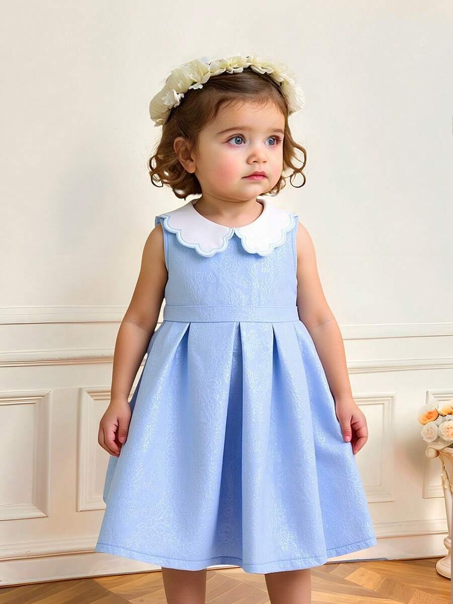 SHEIN Abito elegante e leggero senza maniche in tessuto jacquard intrecciato blu per bambina, con una silhouette confortevole, ideale per la stagione calda. Nel suo design, è completato da un colletto ondulato bianco ricamato in modo unico, aggiungendo un tocco raffinato ed elegante. Che sia per uscite, shopping o feste, assicura che il bambino si distingua tra la folla.