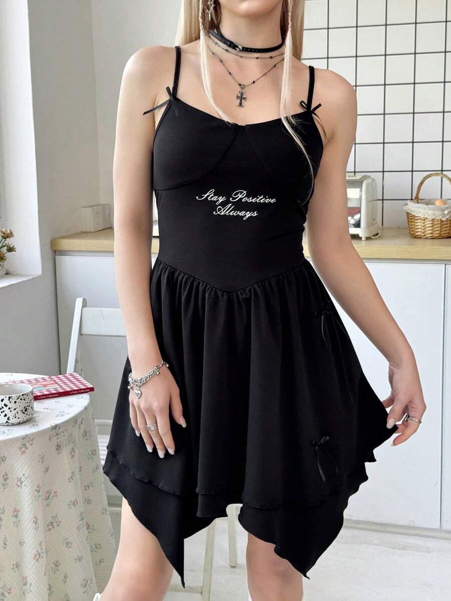 SHEIN Vestido casual entallado negro tipo camisola para adolescentes con decoración de lazo y bajo asimétrico
