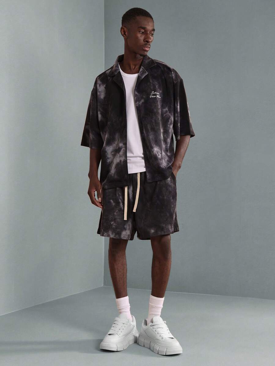 SUMWON Conjunto de diseñador con estampado de teñido anudado, camisa de manga corta con botones y pantalones cortos a juego, conjunto informal urbano de verano para playa y festivales, vestimenta a juego de dos piezas