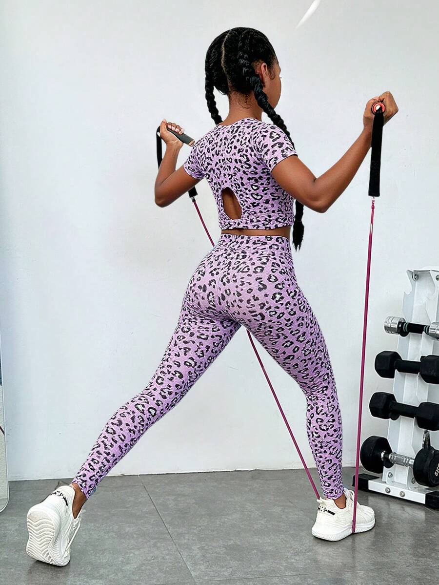SHEIN Conjunto deportivo con estampado de leopardo de manga corta y cuello redondo para niñas preadolescentes