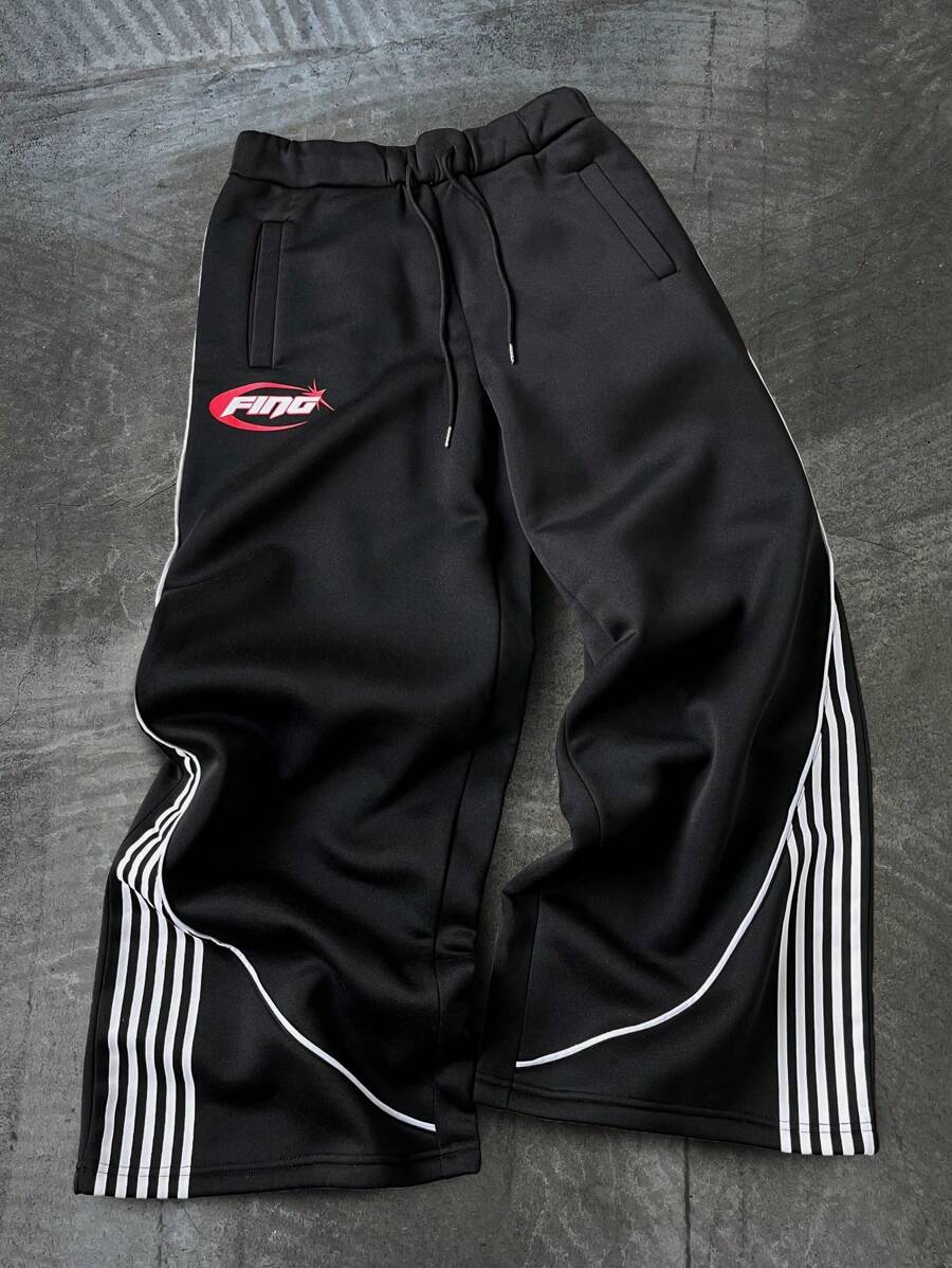 Manfinity Sporsity Men's Streetwear Academy INS Black Sweatpants With White Striped Color Block Design, Men's Striped Drawstring Waist Loose Fit Athletic Style Casual Sweatpants,Men's Black Sports Pants With Streamlined White Stripes And Red Letter Logo, Simple And Neat Design, Full Of Sporty Feeling. Suitable For Outdoor Sports And Leisure Occasions.