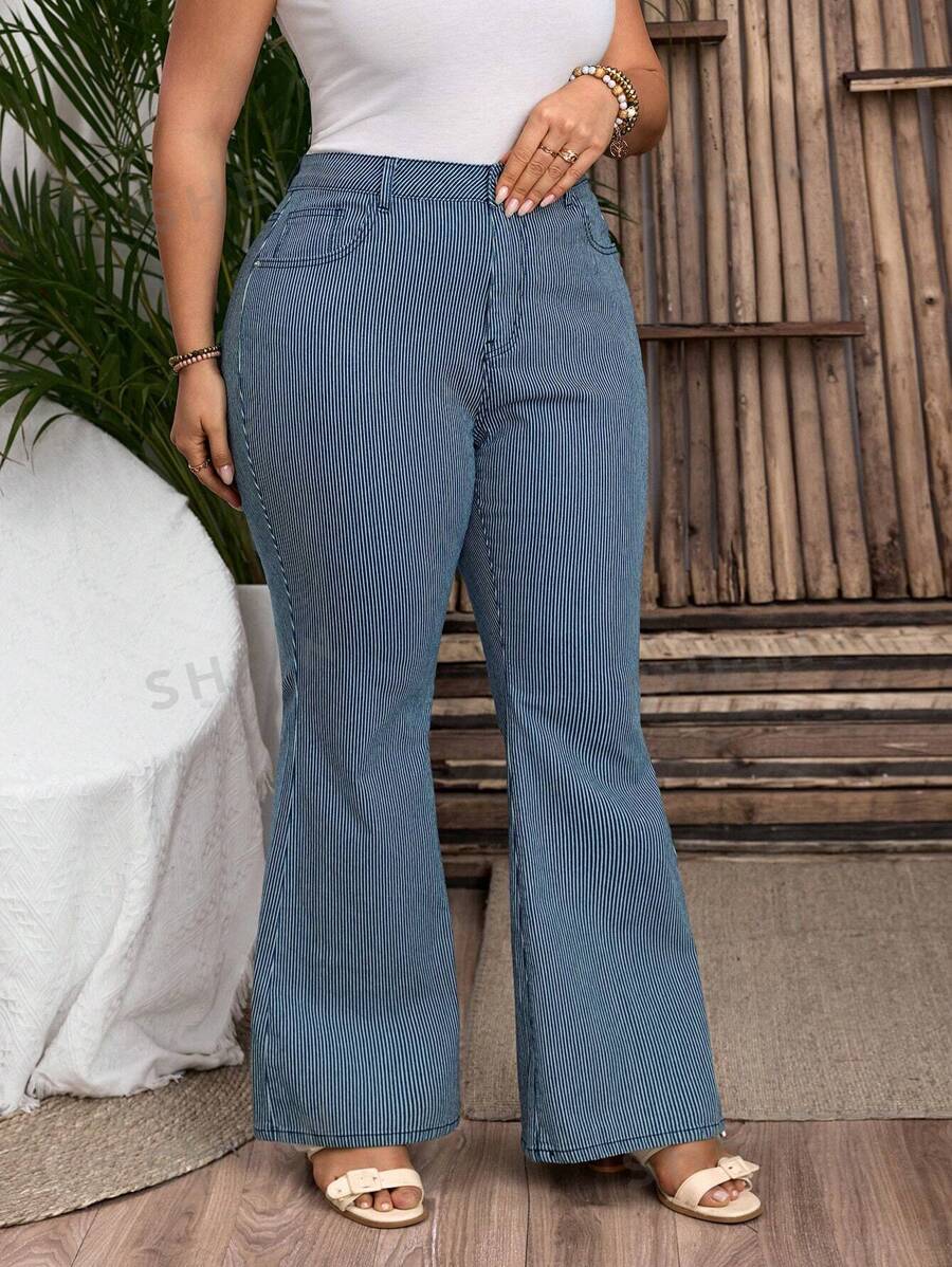 SHEIN LUNE Jeans acampanados informales talla grande con rayas y efecto desgastado
