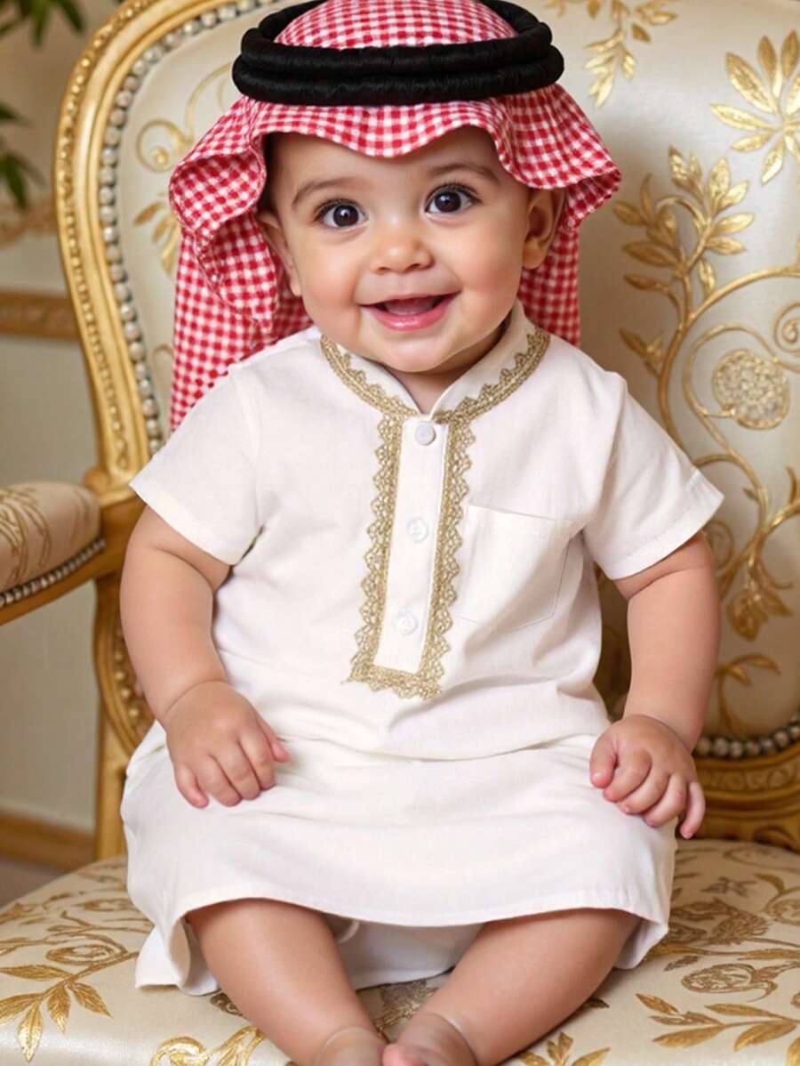 SHEIN Säuglings-/Kleinkind Jungs traditioneller lässiger weißer Kurzarm-Hemd mit hochwertigem Stehkragen, halber Knopfleiste, Tasche, Spitzenbesatz, Schlitzdesign, arabische Thoben, islamische Kleidung, Kaftan, Kleidung für Saudi-Arabien, Ramadan-Gewand, geeignet für alle Jahreszeiten, 3M-3T, Party, Urlaub, Taufe, Geburtstag, Jahrestag, Ramadan, Hochzeit
